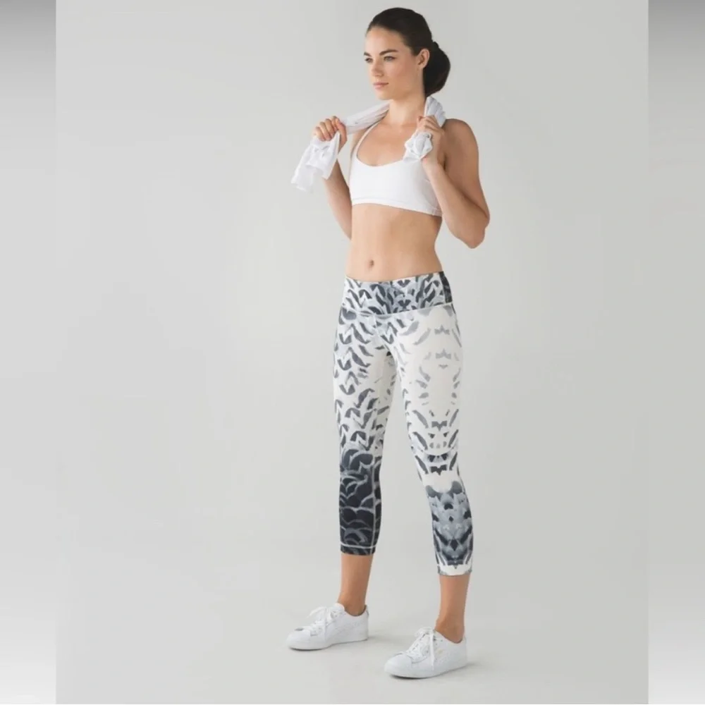 Lululemon wonder under pretty plume cropped 2 - Picture 2 of 8